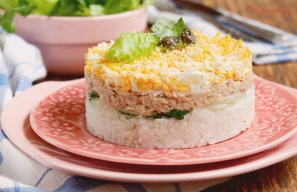 Слоеный салат с печенью трески и рисом Слоеный салат с печенью трески и рисом