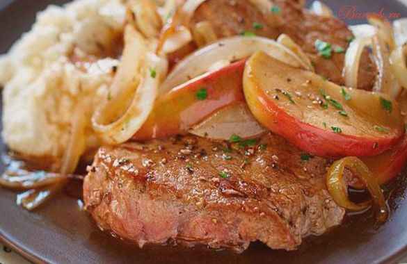 Тушеная в вине телятина с яблоками и корицей