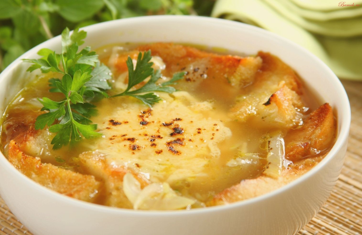 Французский луковый суп под сыром