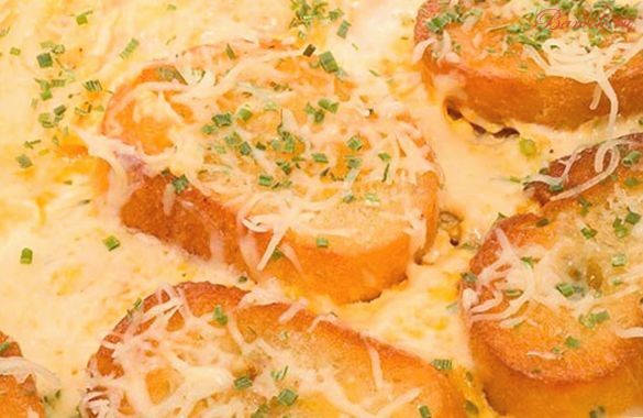 Омлет с грюйером, чесноком и сухариками