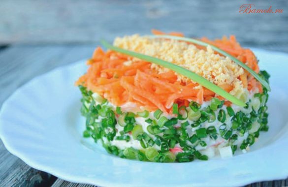 Салат с морковью, сыром и крабовыми палочками