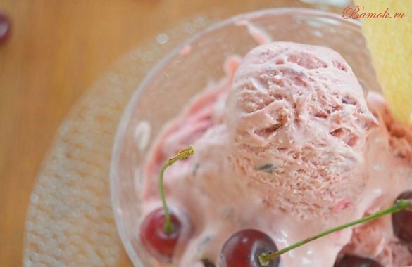 Сливочное мороженое с вишней и шоколадом