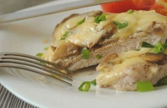 Свиные отбивные с шампиньонами и сыром