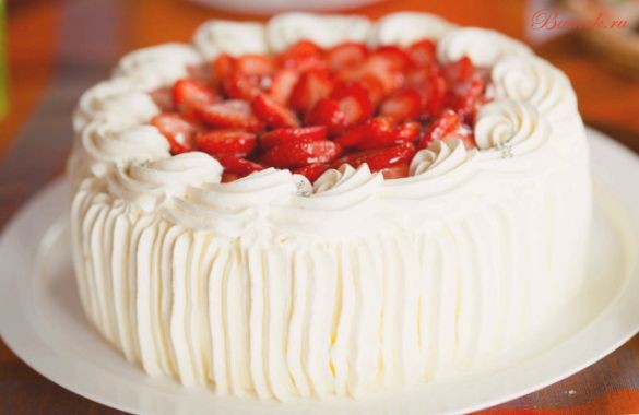 Торт с клубникой и сливочно-банановым кремом Торт с клубникой и сливочно-банановым кремом