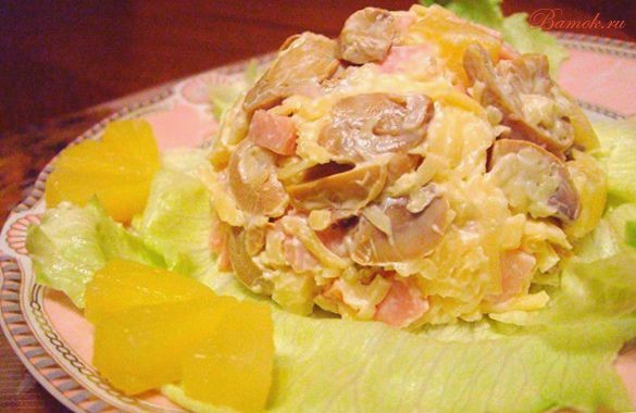 Ананасовый салат с сыром и ветчиной