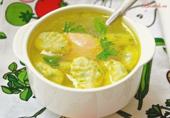 Клецки из шпината с куриным бульоном
