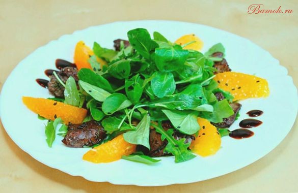 Куриный салат по-руэнски с горошком, апельсинами и яблоками Куриный салат по-руэнски с горошком, апельсинами и яблоками