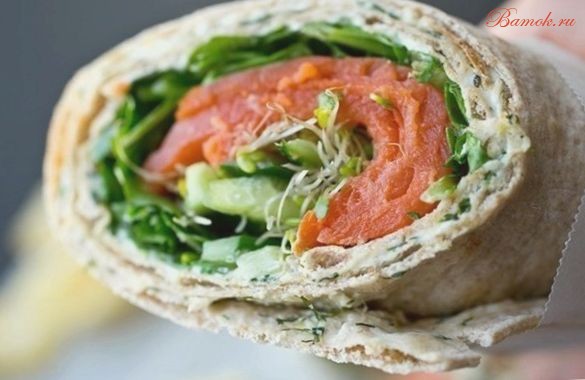 Ролл из лаваша с лососем и рукколой