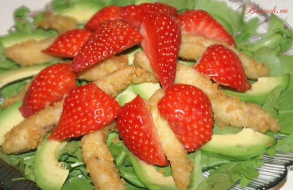 Салат из курицы с клубникой и авокадо Салат из курицы с клубникой и авокадо