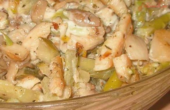 Салат из вешенок, куриного мяса, яиц и огурцов