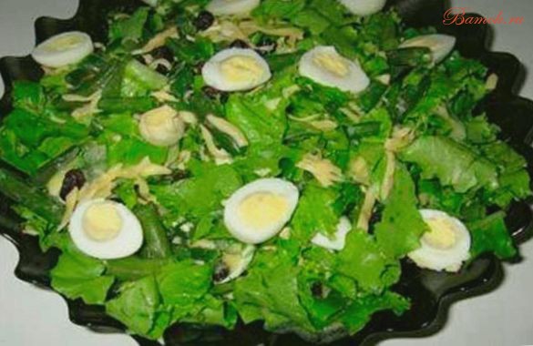 Салат с фасолью, перепелиными яйцами, сыром и изюмом