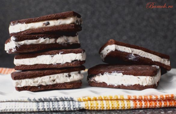 Шоколадный сэндвич с мороженым Шоколадный сэндвич с мороженым