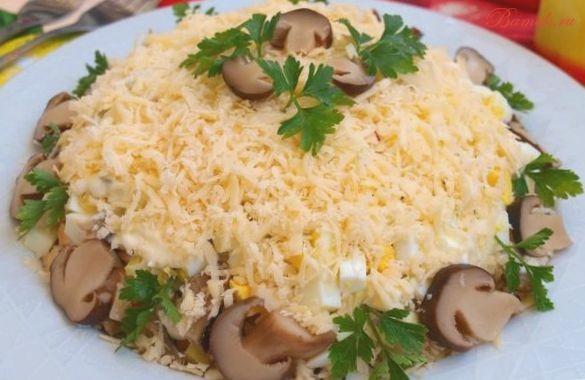 Слоеный салат с грибами и свининой