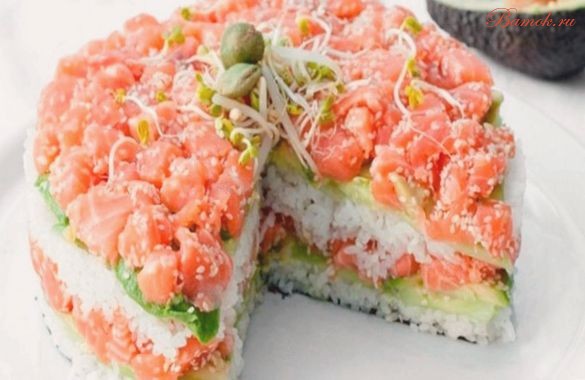 Суши-торт с креветками и авокадо