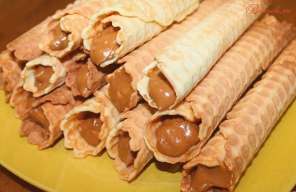 Вафельные трубочки с кремом из сгущенки Вафельные трубочки с кремом из сгущенки