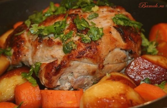 Запеченная свинина с овощами под гремолатой