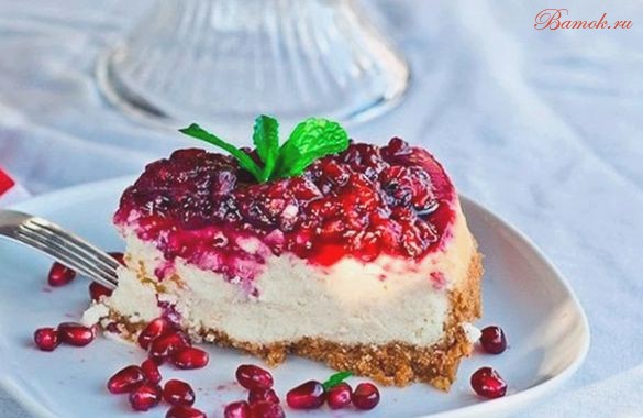 Чизкейк с гранатом, малиной и ежевикой