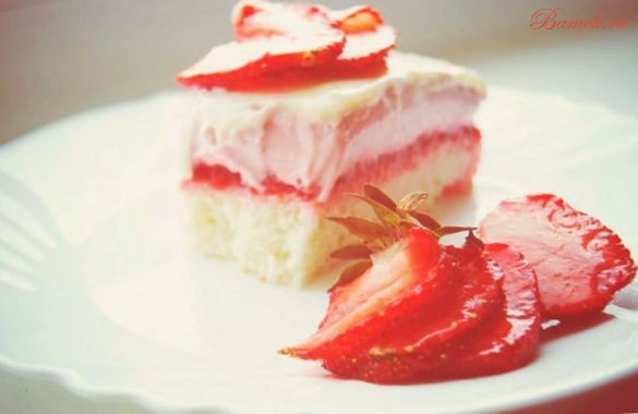 Йогуртовый торт-желе с клубникой Йогуртовый торт-желе с клубникой