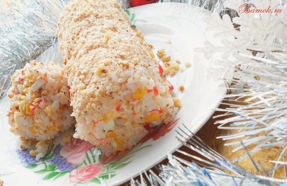 Крабовый салат-рулет с грецкими орехами