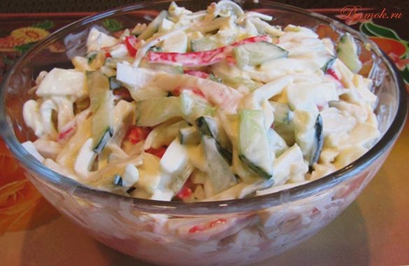 Простой крабовый салат с сыром сулугуни