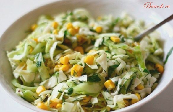 Простой салат из капусты, кукурузы и огурцов