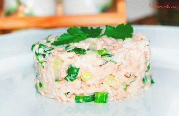 Простой салат из рыбы, риса и огурцов Простой салат из рыбы, риса и огурцов