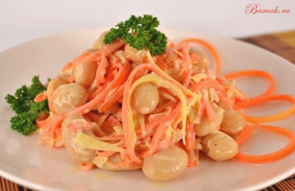 Салат из курицы, белой фасоли и моркови