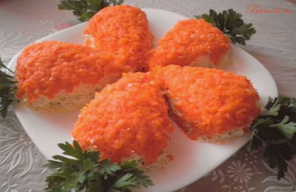 Салат «Морковки» с курицей и грибами