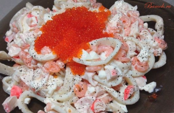 Салат "Нептун" с кальмарами и креветками