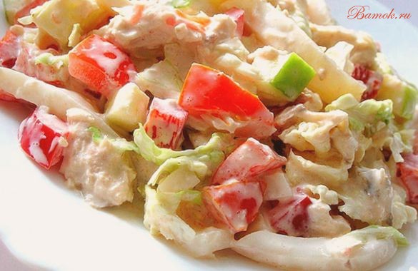 Салат с курицей, кальмарами и пекинской капустой Салат с курицей, кальмарами и пекинской капустой