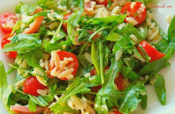 Салат с рукколой, сыром и кедровыми орехами