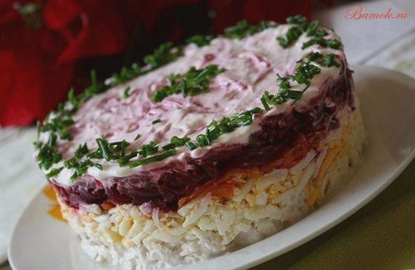 Слоеный овощной салат с говядиной