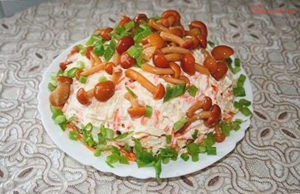 Слоеный салат «Лукошко» с грибами и мясом Слоеный салат «Лукошко» с грибами и мясом