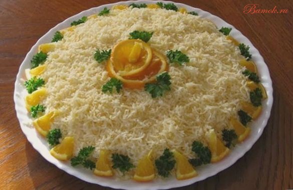 Слоеный салат с курицей и апельсином Слоеный салат с курицей и апельсином