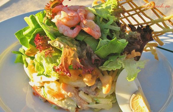 Старорусский рыбный салат с мясом и яблоком