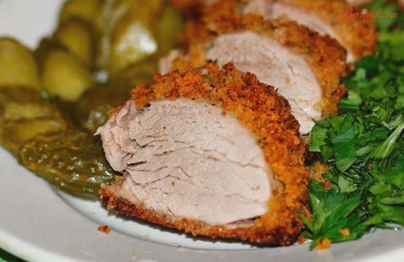 Свиная вырезка, запеченная в панировочных сухарях