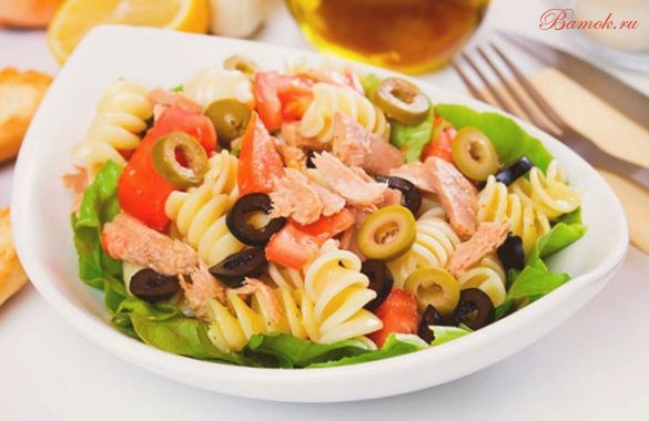Сытный салат с макаронами, овощами и тунцом Сытный салат с макаронами, овощами и тунцом