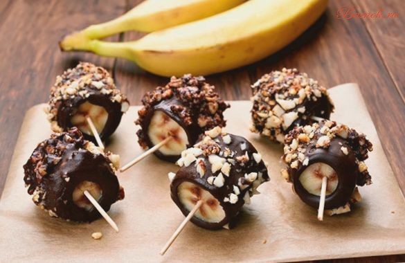 Десерт с бананами в шоколаде