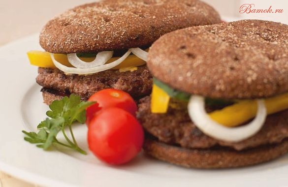 Гамбургер с ржаным хлебом и говяжьей котлетой