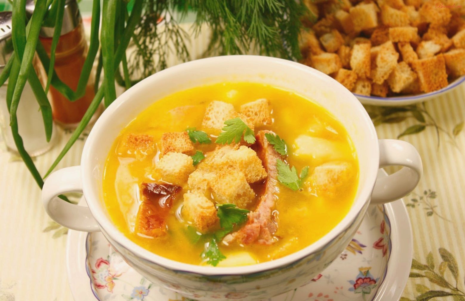 Гороховый суп с копчеными свиными ребрышками в мультиварке