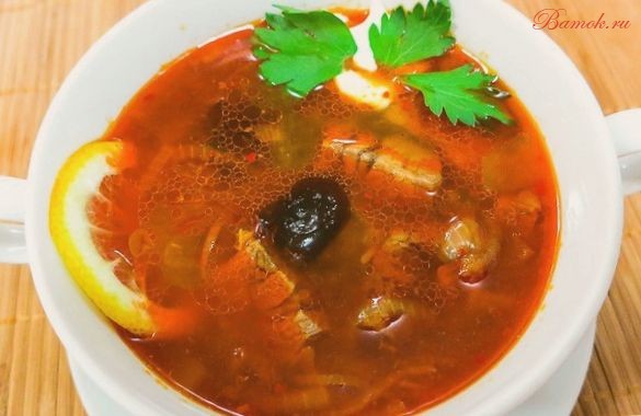 Мясная солянка с почками и салом