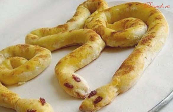 Новогодние пирожки с бананом «Змейки» Новогодние пирожки с бананом «Змейки»