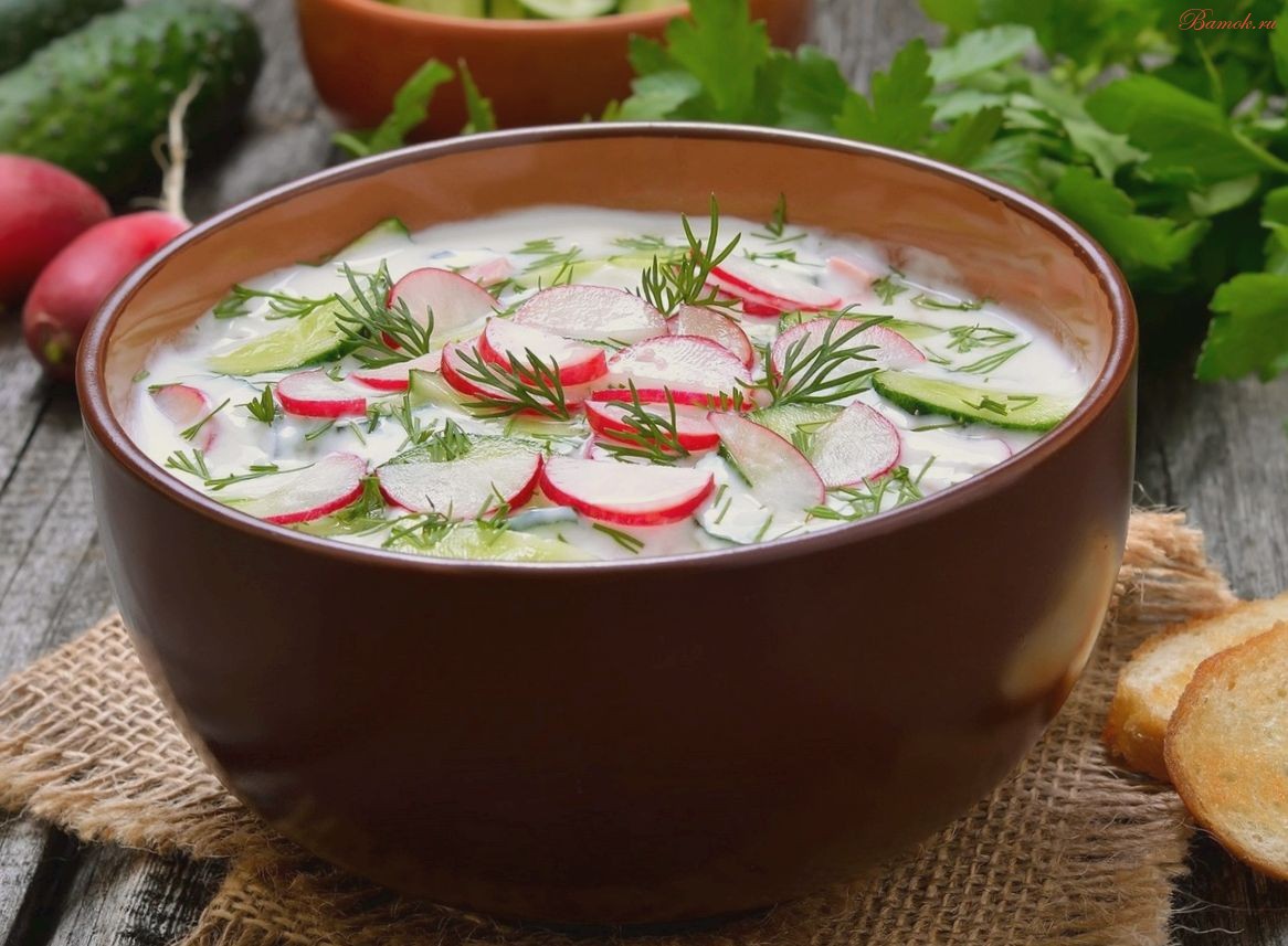 Окрошка с редисом и свежей зеленью Окрошка с редисом и свежей зеленью