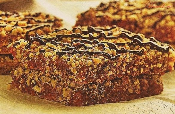 Ореховые пирожные с малиновым вареньем