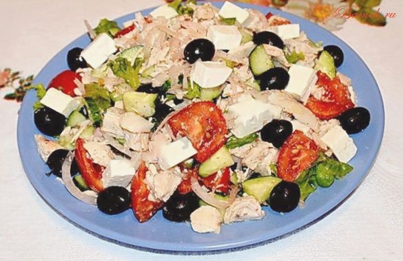 Салат из курицы с сыром и маслинами