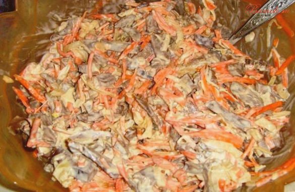 Салат из куриных сердечек с морковью и огурцами