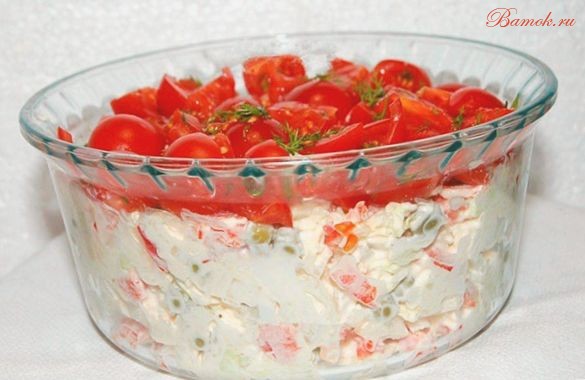 Салат «Красная шапочка» с курицей и помидорами