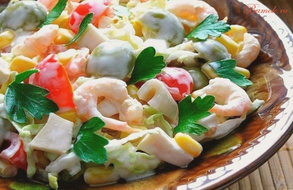 Салат с креветками, кукурузой и кальмарами