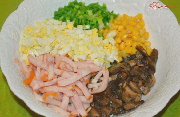 Салат с ветчиной, кукурузой и грибами