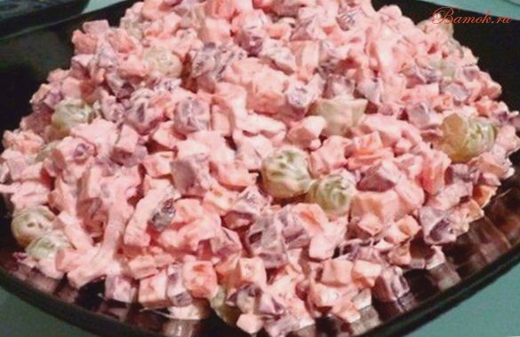 Салат «Жизнь в розовом цвете» с виноградом